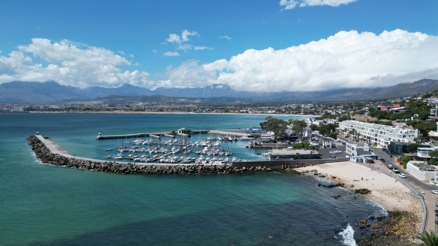 To Let 4 Bedroom Property for Rent in Gordons Bay Village Western Cape